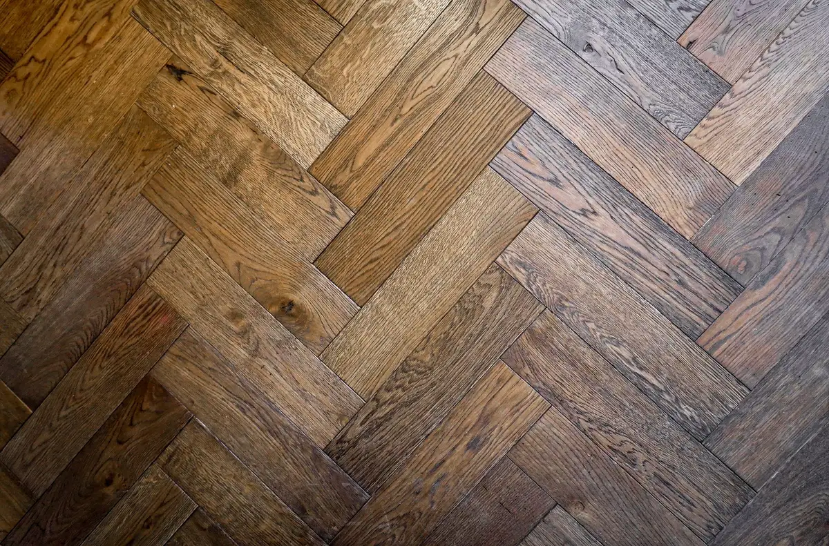 Detail dubové parketové podlahy skládané do rybiny