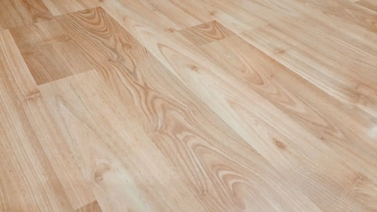 Světlá podlaha z masivních dřevěných prken