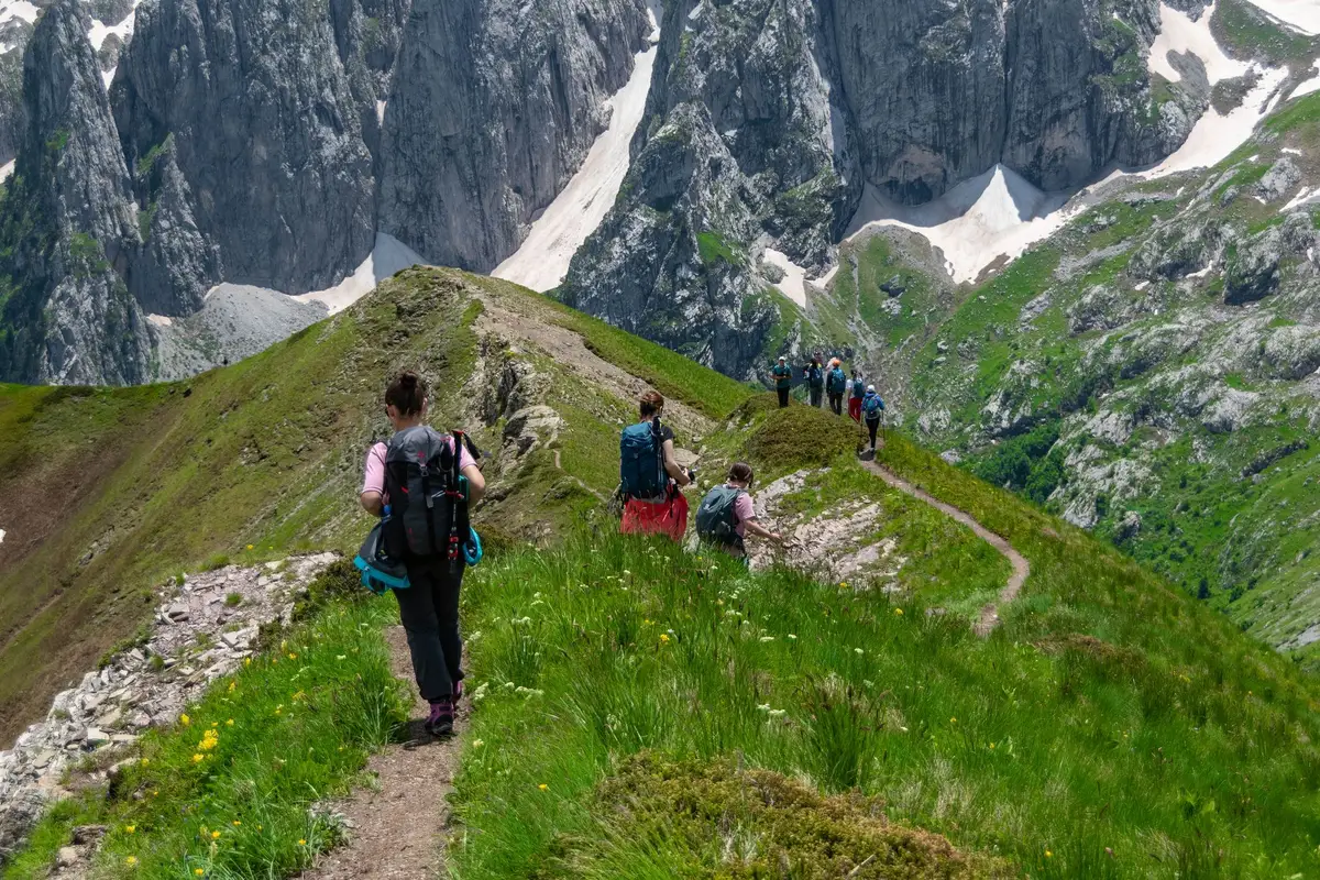 Turisté na horském hřebeni