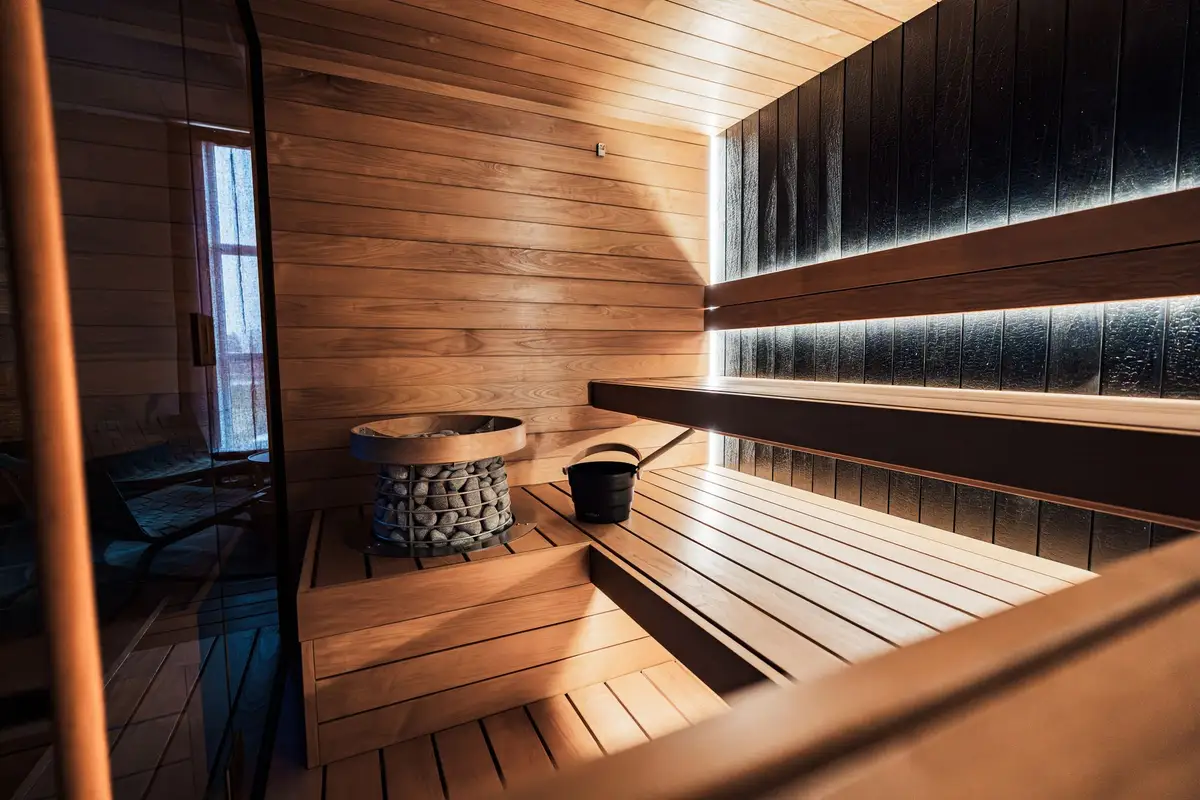 Dřevěná sauna s kamny a lavicemi